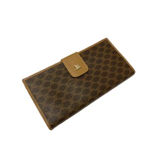 A blurred photograph of a long wallet